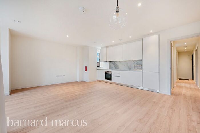 3 Bedroom Flat To Rent In Voss Court, London, SW16