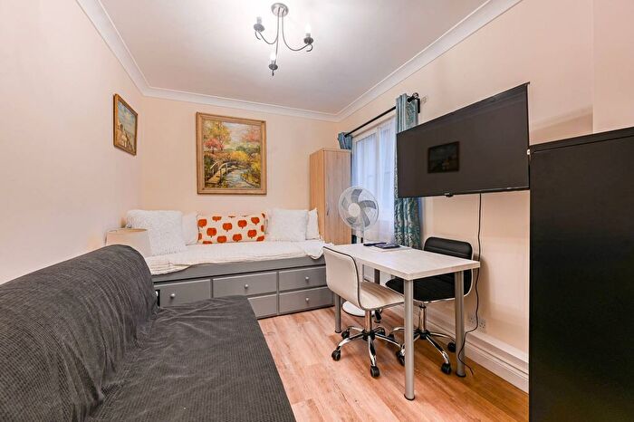 2 Bedroom Flat To Rent In Sinclair Gardens, West Kensington, London, W14