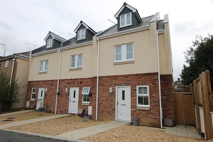 3 Bedroom Terraced House To Rent In Newport Road, Cowes, PO31