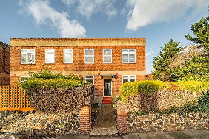 2 Bedroom Flat For Sale In Vale Close, Twickenham, TW1