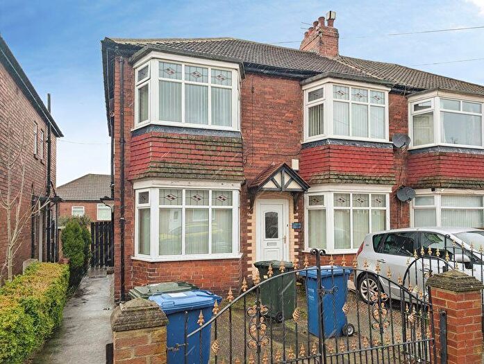 2 Bedroom Flat For Sale In Ovington Grove, Fenham, Newcastle Upon Tyne, NE5