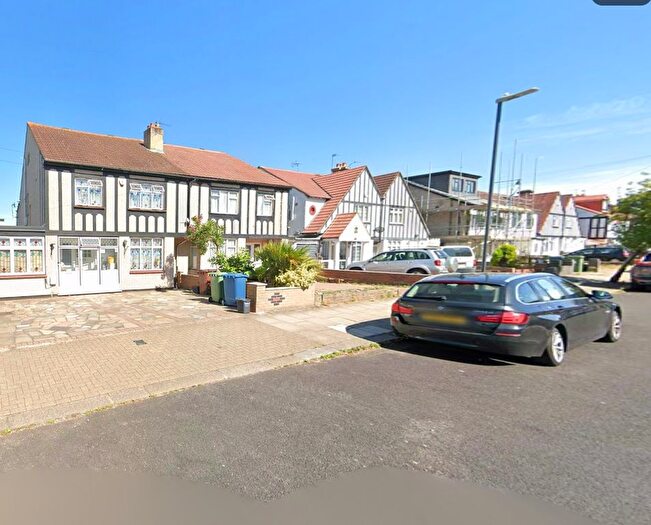 3 Bedroom Flat To Rent In Carlton Avenue, Harrow, Greater London, HA3