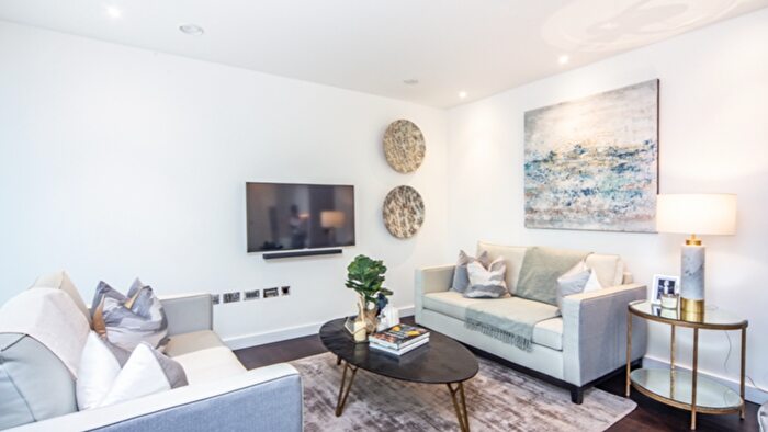 2 Bedroom Flat To Rent In Thornes House, London, SW11