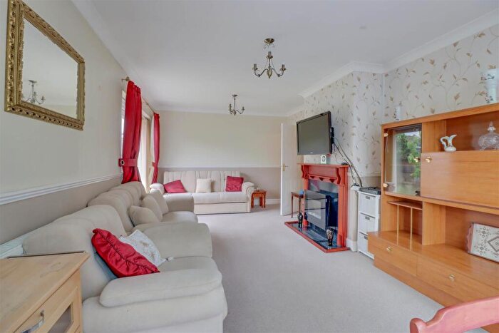2 Bedroom Detached Bungalow For Sale In Longfield Close, Wickford, SS11