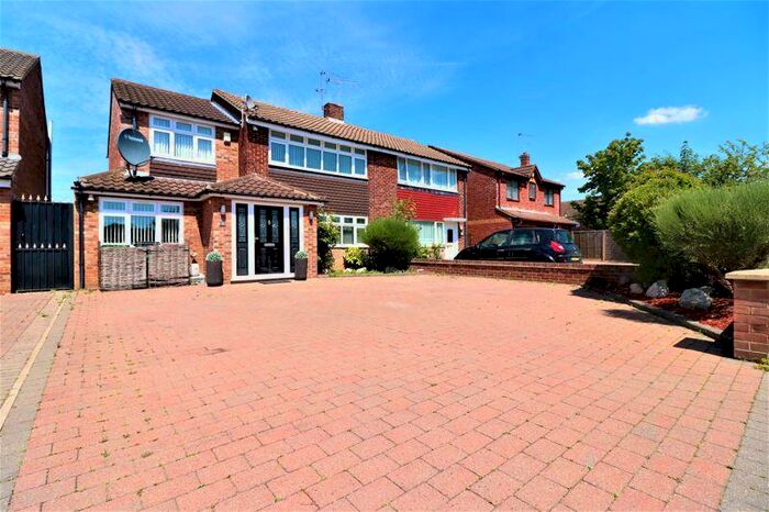3 Bedroom Semi-Detached House To Rent In Hinksey Close, Slough, SL3