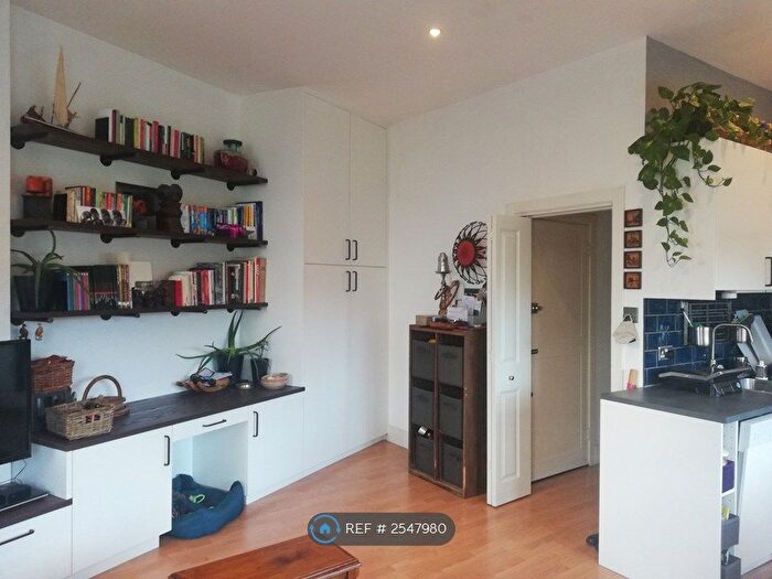 2 Bedroom Flat To Rent In Stockwell Road, London, SW9