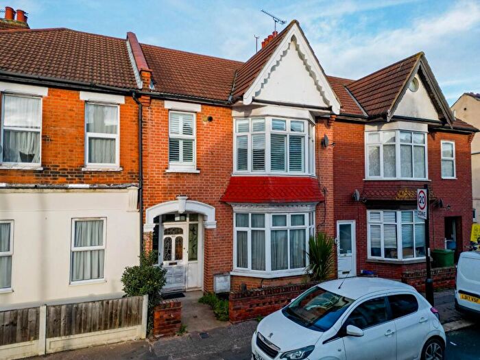2 Bedroom Flat For Sale In Westborough Road, Westcliff-On-Sea, SS0