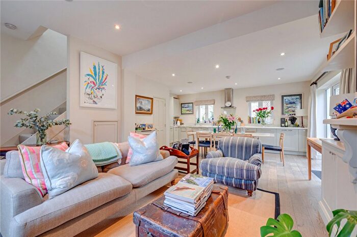 2 Bedroom Flat For Sale In Imperial Square, London, SW6