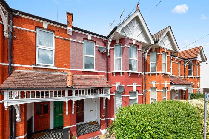 3 Bedroom Flat To Rent In Temple Road, London, NW2