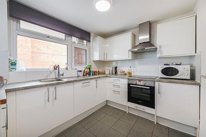 3 Bedroom Maisonette For Sale In Heron House, SW11