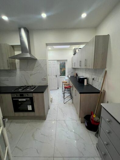 5 Bedroom Semi-Detached House To Rent In Green Lane, Ilford, IG3