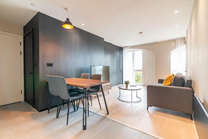 2 Bedroom Flat To Rent In City Garden, Spinners Way, Manchester, Greater Manchester, [KhpLlt], M15