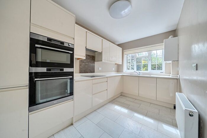 2 Bedroom Flat For Sale In Firgrove Court, Farnham, GU9