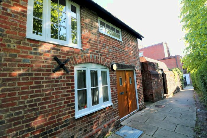 2 Bedroom Cottage To Rent In High Street, Dorking, RH4