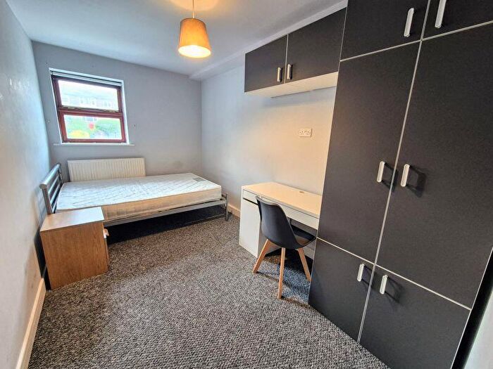 3 Bedroom Flat For Sale In Kelso Heights, Leeds, LS3