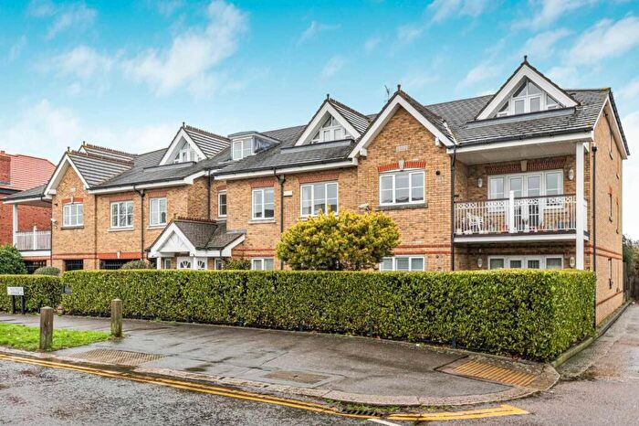 2 Bedroom Flat For Sale In Westpole Avenue, Cockfosters, EN4