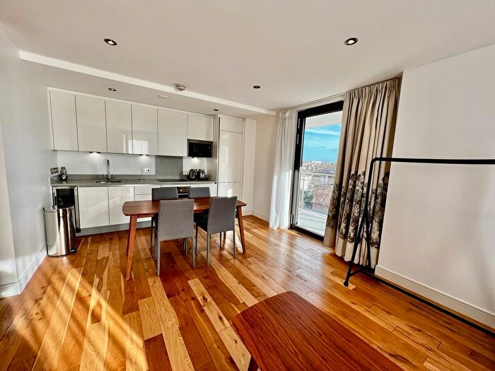 2 Bedroom Flat To Rent In Gateway House, Regents Park Road, N3
