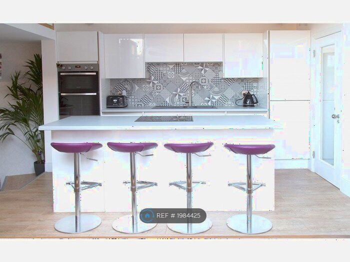 3 Bedroom Maisonette To Rent In High Street, Ascot, SL5