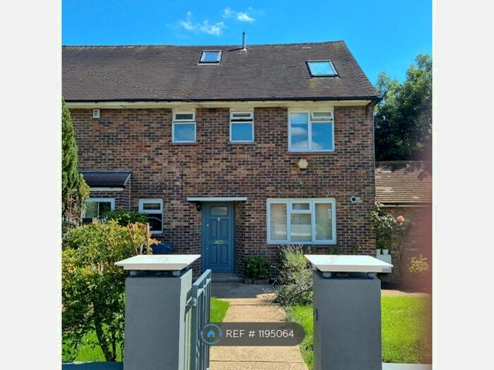 4 Bedroom Terraced House To Rent In Kingsgate Avenue, London, N3