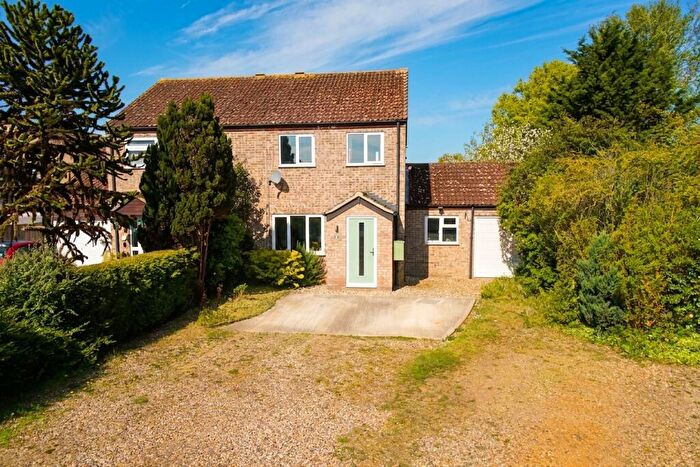 4 Bedroom Semi-Detached House To Rent In Thrush Close, Mulbarton, Norwich, NR14