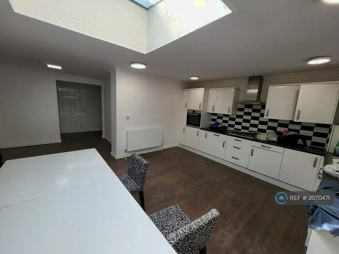 4 Bedroom Semi-Detached House To Rent In The Cross Way, Harrow, HA3