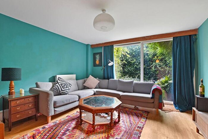 2 Bedroom Maisonette To Rent In Mowatt Close, Upper Holloway, N19