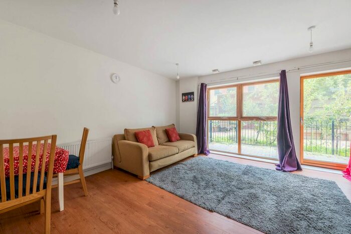 1 Bedroom Flat To Rent In North Drive, Hounslow, TW3