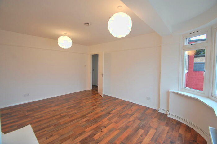 2 Bedroom Maisonette To Rent In Headley Avenue, Wallington, Surrey, SM6