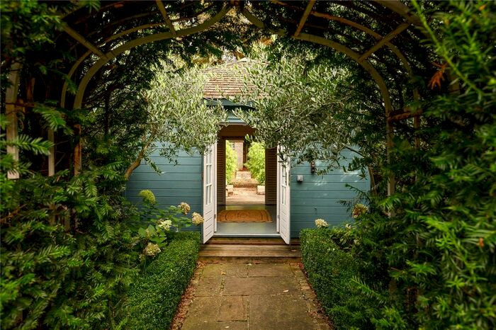 3 Bedroom Detached House To Rent In Kew Green, Richmond, TW9