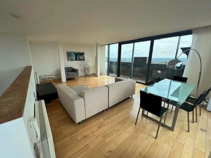 3 Bedroom Flat To Rent In Lilycroft Road, Bradford, BD9