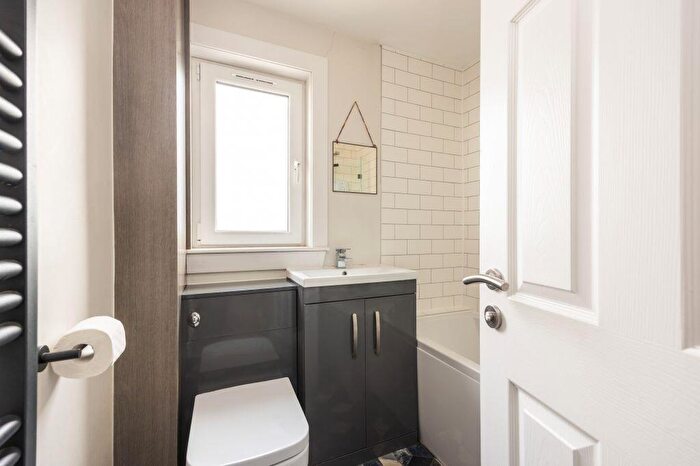 2 Bedroom Detached Villa For Sale In Moredun Park Gardens, Edinburgh, EH17