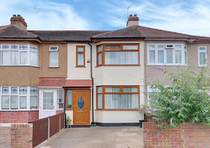 3 Bedroom Terraced House For Sale In Pinewood Avenue, Rainham, RM13