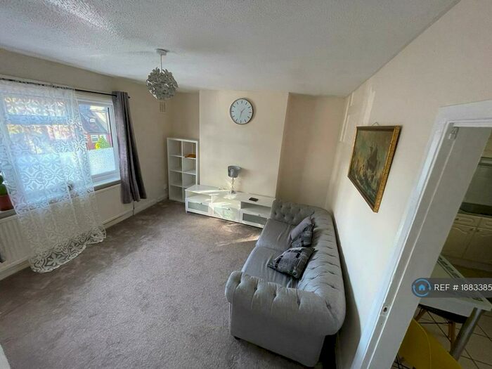 3 Bedroom Flat To Rent In East Ham, London, E6