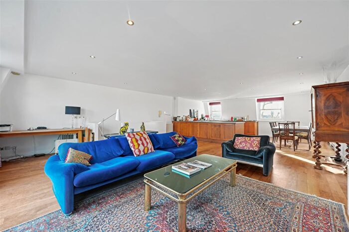 3 Bedroom Maisonette For Sale In Hammersmith Grove, London, W6
