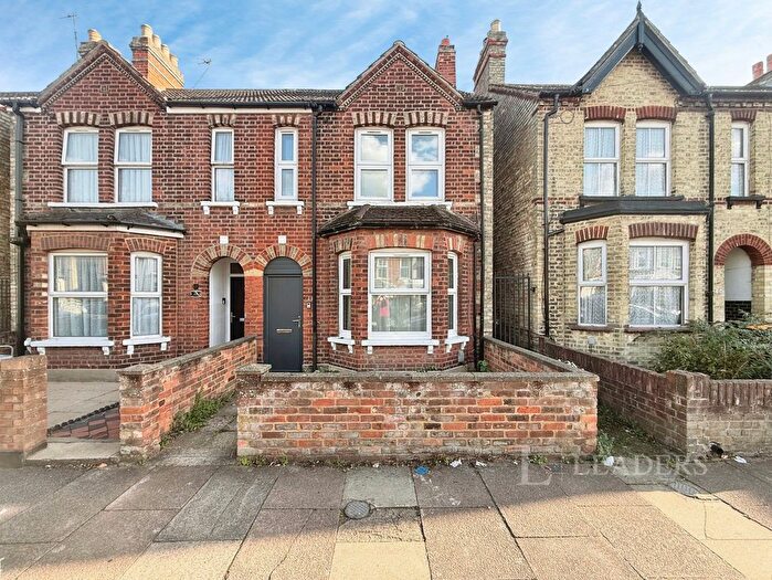 3 Bedroom Semi Detached House For Sale In Preston Road, Bedford, Bedfordshire, MK40