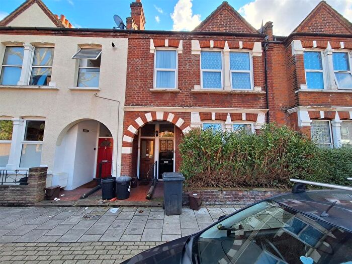 3 Bedroom Flat To Rent In Welham Road, London, SW16