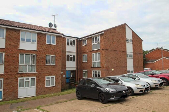 2 Bedroom Flat To Rent In Cleves Road, Hemel Hempstead, HP2