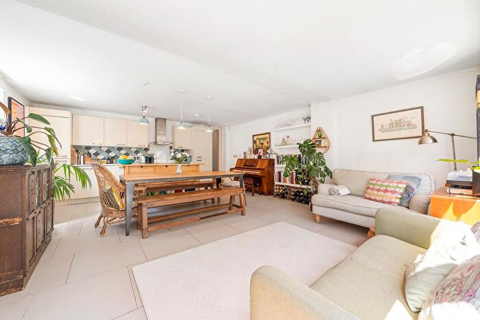 2 Bedroom Flat For Sale In Winterwell Road, SW2