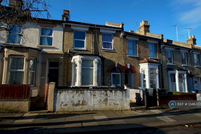 Studio To Rent In Glenthorne Road, London, N11