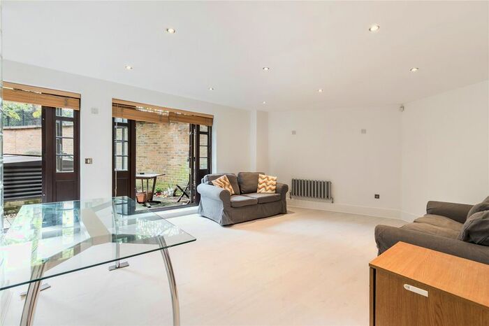 3 Bedroom Flat To Rent In Blake Mews, Kew, Richmond, TW9