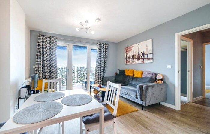 2 Bedroom Flat To Rent In Cricklewood Lane, London, NW2