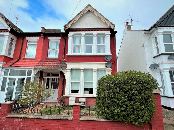 2 Bedroom Flat To Rent In Cranley Road, Westcliff-On-Sea, SS0