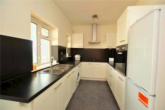 2 Bedroom Semi-Detached House To Rent In Bradford Road, Wakefield, West Yorkshire, WF3