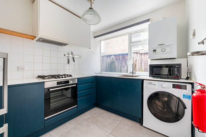 3 Bedroom Flat To Rent In Newnham Road, Wood Green, London, N22