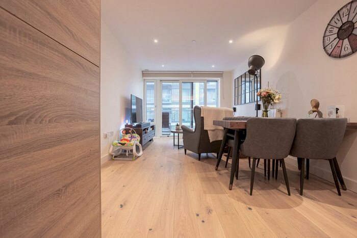 2 Bedroom Flat For Sale In Duke Of Wellington Avenue, Royal Arsenal, SE18