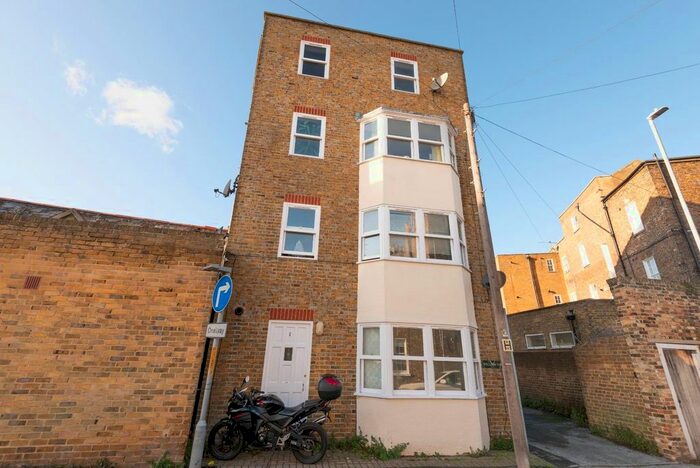 1 Bedroom Flat To Rent In Princes Crescent, Margate, CT9