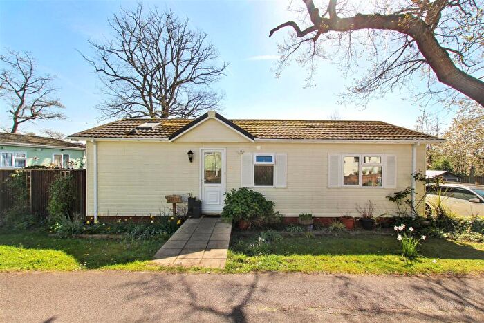 2 Bedroom Park Home For Sale In Garston Park, Tilehurst, Reading, RG31