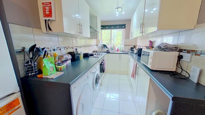 5 Bedroom Semi-Detached House To Rent In Newport View, Headingley, Leeds, LS6
