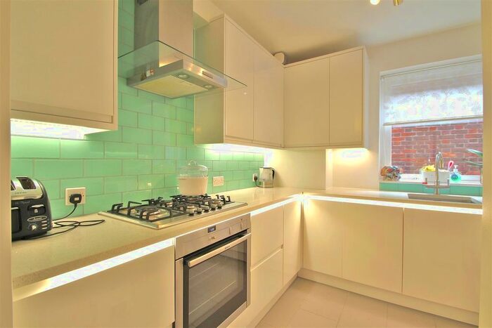 2 Bedroom Flat To Rent In Twickenham Road, Isleworth, TW7