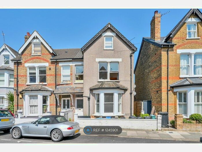 2 Bedroom Flat To Rent In Larkfield Road, Richmond, TW9